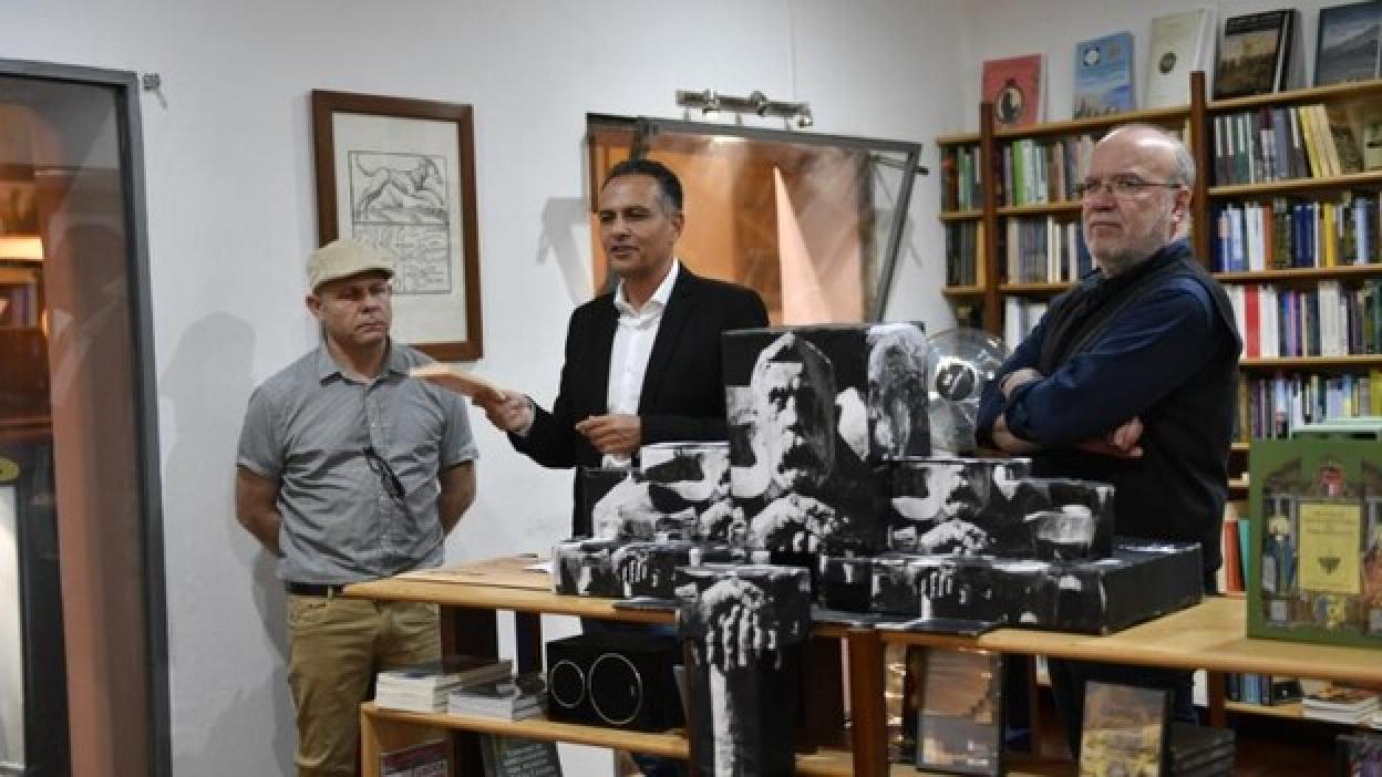 ‘La extraña suerte’, poesía cocinada a fuego lento