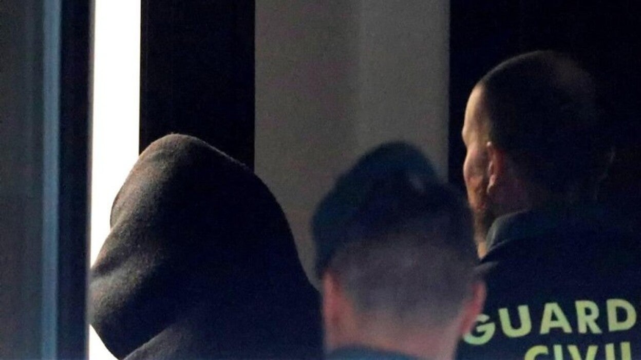 Gritos de "asesino" para el Chicle en los juzgados de Ribeira