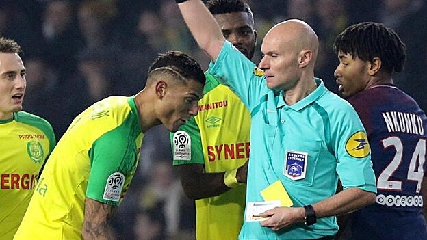 Suspenden al árbitro que pateó a un jugador