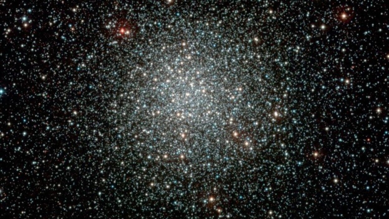 Descubren el primer agujero negro dentro de un cúmulo globular de estrellas