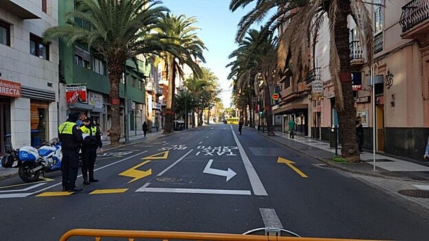 Foto del dispositivo policial montado para asesorar a los conductores de los cambios. / C7