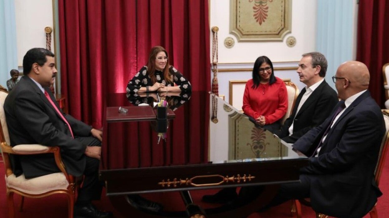 Maduro recibe a Zapatero en Caracas