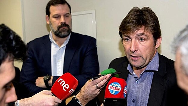 Rafael Jofresa, vicepresidente de la ABP, y Alfonso Reyes, presidente de la ABP, al finalizar la reunión con la ACB. / Efe