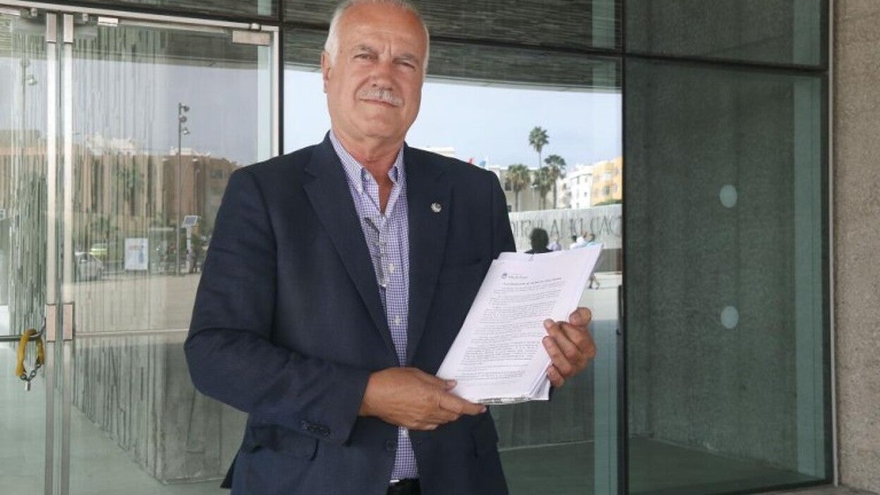 Dimite el secretario del tribunal de oposiciones de Báez