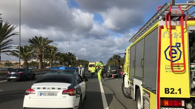 El accidente provocó retenciones kilométricas en la GC-1, en dirección a la capital. / Borja Suárez.