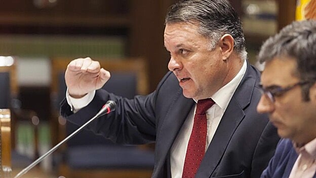 Negrín (i) recurrió a un contrato negociado sin publicidad. / C7