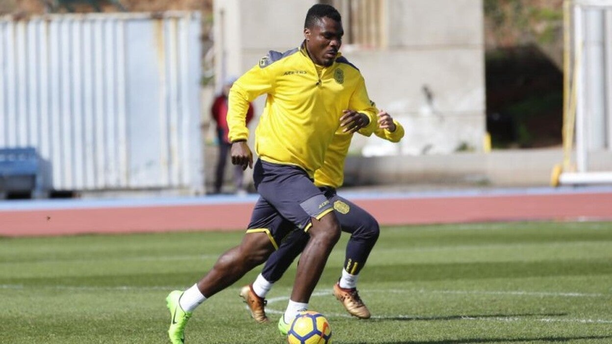 Emenike está lesionado en la rodilla derecha