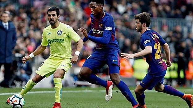 Los jugadores del Barcelona Sergi Roberto (d) y el colombiano Yerry Mina (c). El colombiano debutó ante su afición en este partido. / Efe