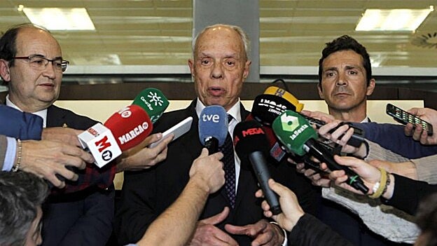 Antonio Suárez (c), Presidente Federación Interinsular de Las Palmas, Pepe Castro (i), Presidente del Sevilla Club Fútbol, y Guillermo Amor (d), Director de Relaciones institucionales del Fútbol Club  Barcelona . /  Efe