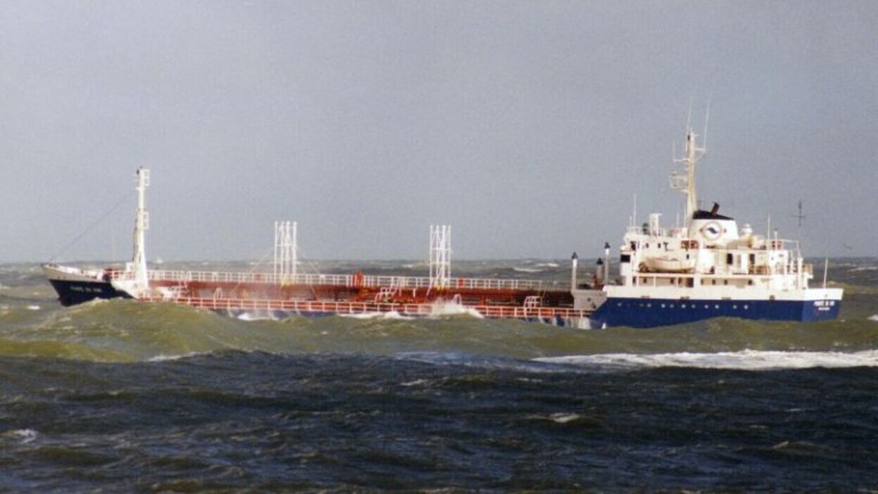 Tokio detecta un posible suministro de crudo a un barco norcoreano