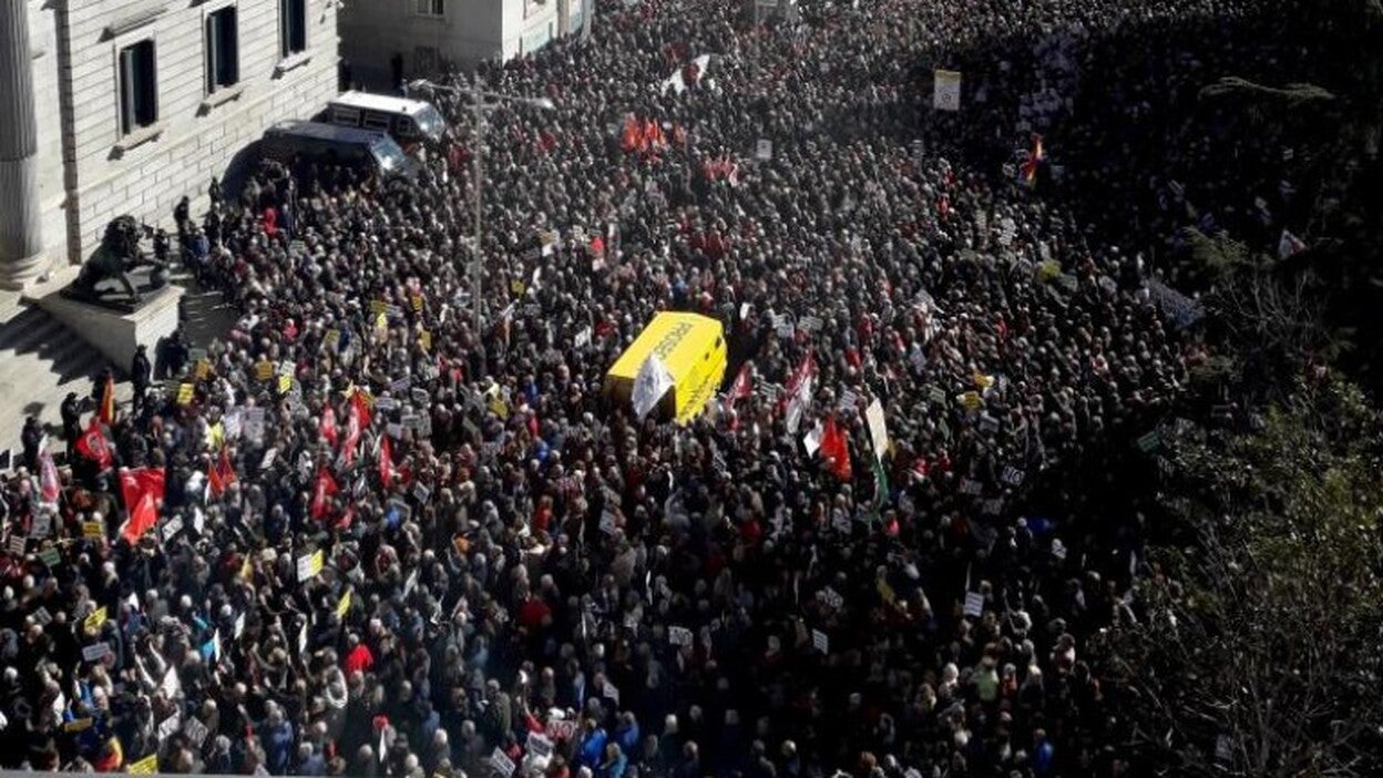 Miles de jubilados se movilizan por una subida digna de las pensiones