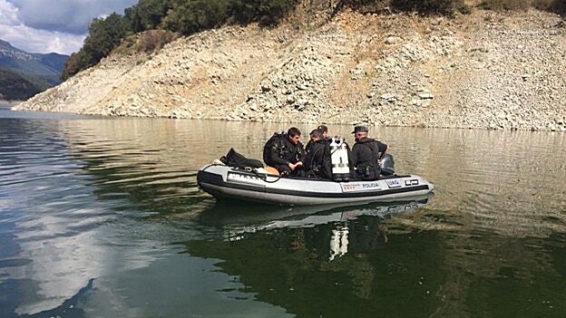 Los Mossos d'Esquadra, en el pantano de Susqueda tras encontrar dos cuerpos. / Twitter Mossos d’Esquadra.