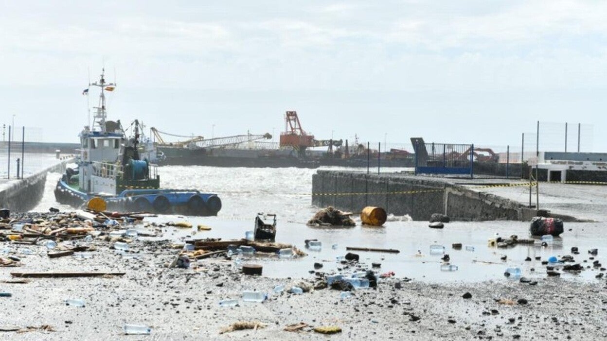 La gabarra hundida no vierte combustible al mar