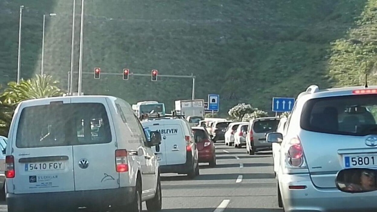 El atasco de la GC-1, desde Hoya de la Plata
