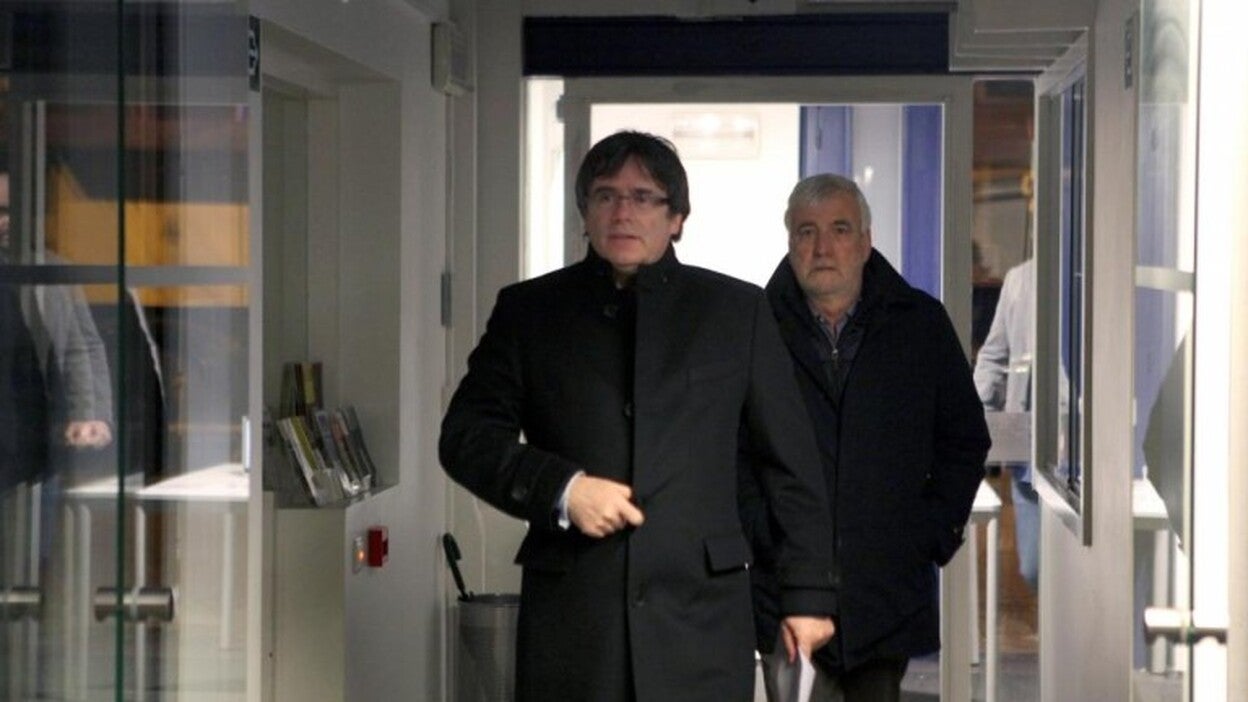 Puigdemont renuncia y apunta a Jordi Sànchez como ‘president’