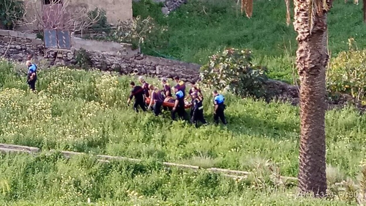 Evacuado por los bomberos tras caerse en un barranco
