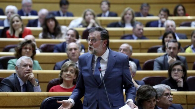 Rajoy rechaza la huelga a la japonesa que defienden Tejerina o Cifuentes