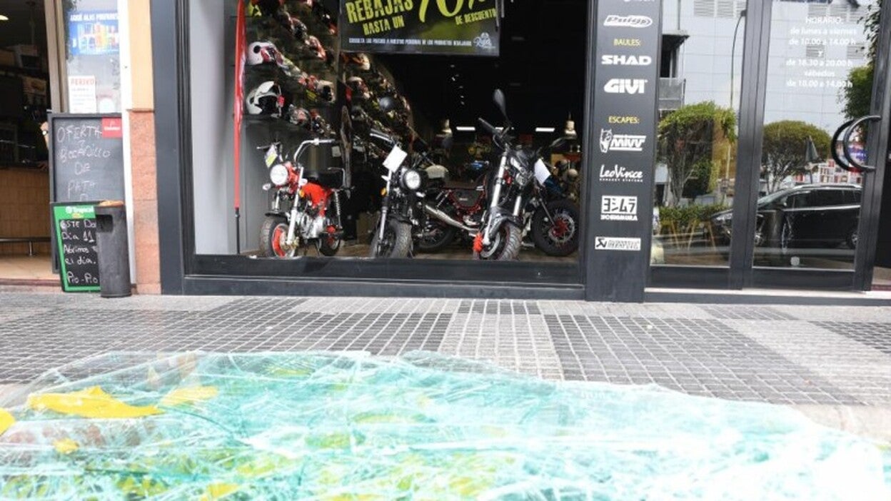 Alunizan contra una tienda de motos y roban diverso equipamiento