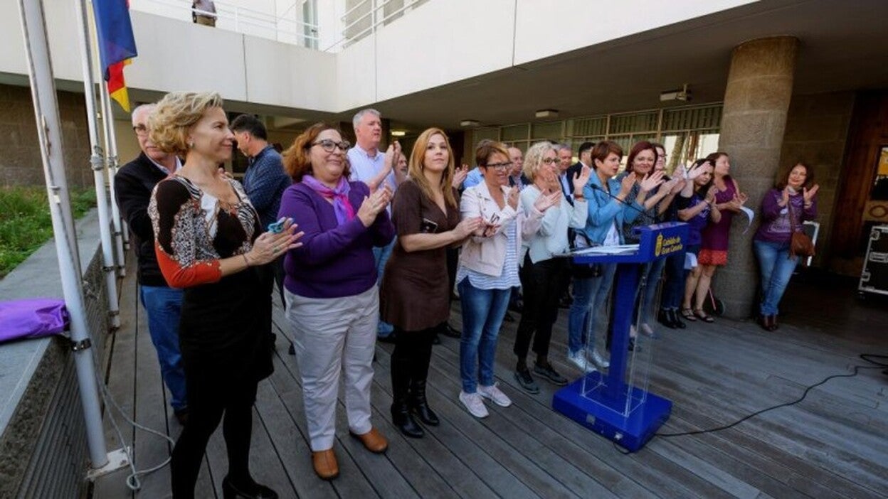 La bandera feminista estará izada un mes en el Cabildo de Gran Canaria