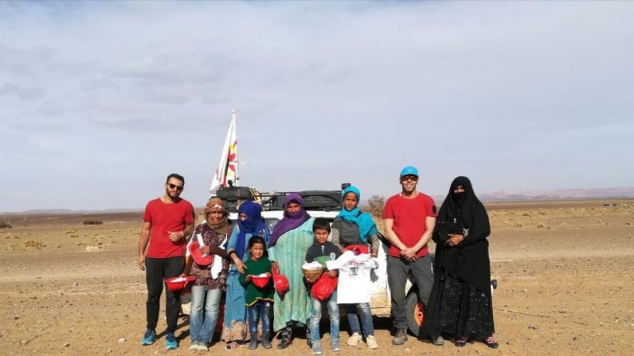 Los bomberos entregaron 3.500 kilos de material en Marruecos