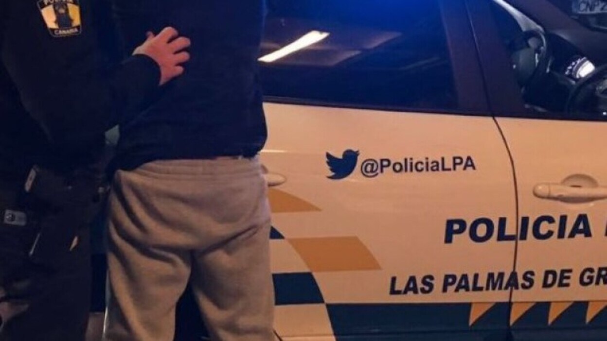 Arroja objetos desde un quinto piso y amenaza con lanzar también a su pareja