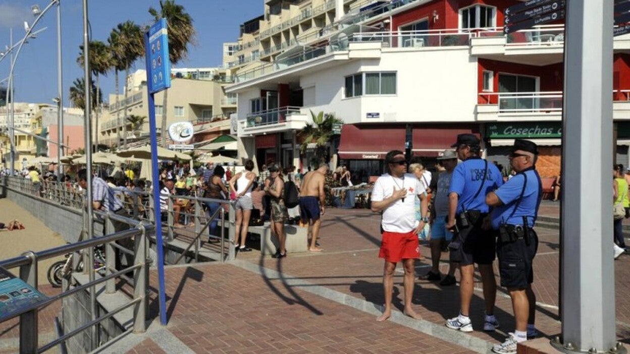Los policías piden patrullar de paisano por Las Canteras