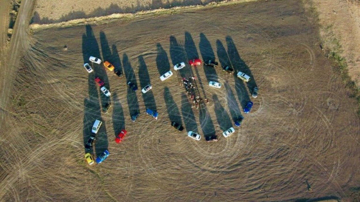 Treinta coches se unen y forman el pececito de homenaje a Gabriel