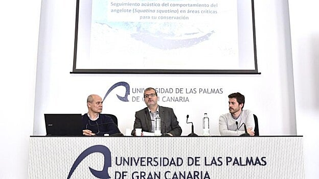 De izquierda a derecha, José Juan Castro, investigador principal del proyecto y miembro de EcoAqua, el vicerrector de Innovación, José Pablo Suárez y Diego Gamo, investigador de SITMA. /  Arcadio Suárez