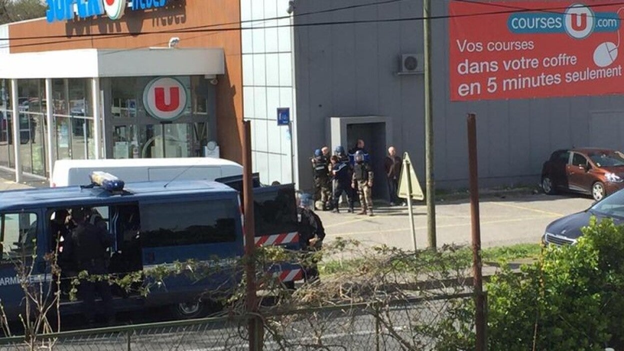 Un hombre armado toma rehenes en un supermercado