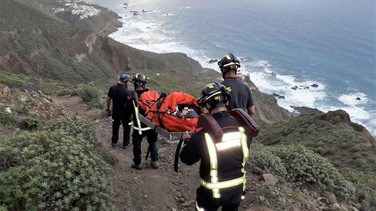 Bomberos de Tenerife rescatan a un senderista en la zona de Benijo