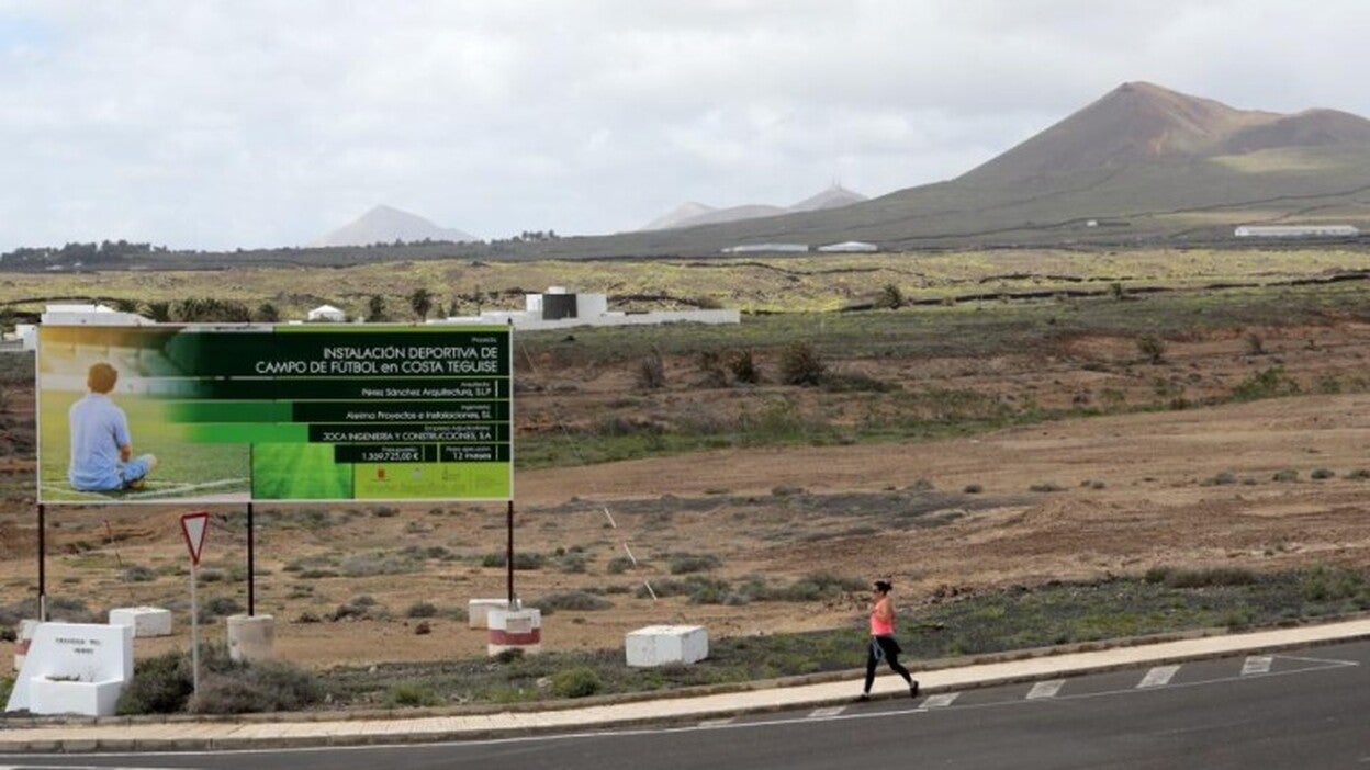 El campo de fútbol de Costa Teguise depende del Consultivo