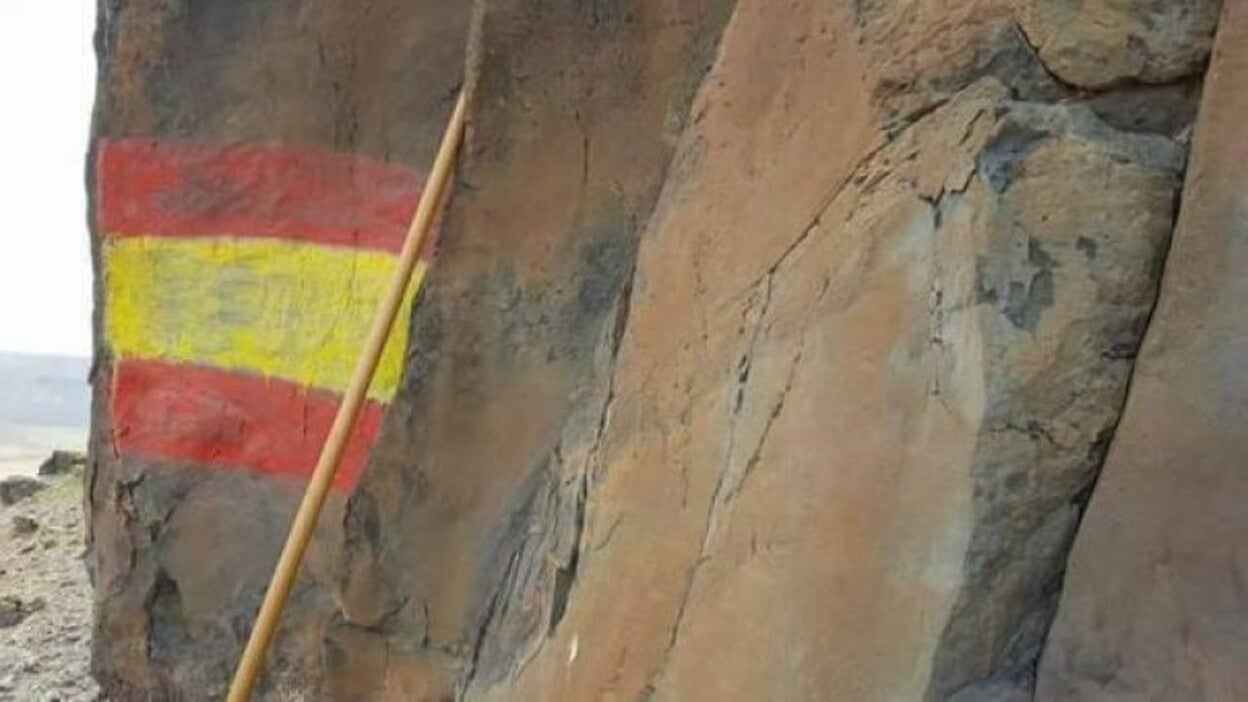 Una bandera española mancha grabados prehispánicos en Fuerteventura