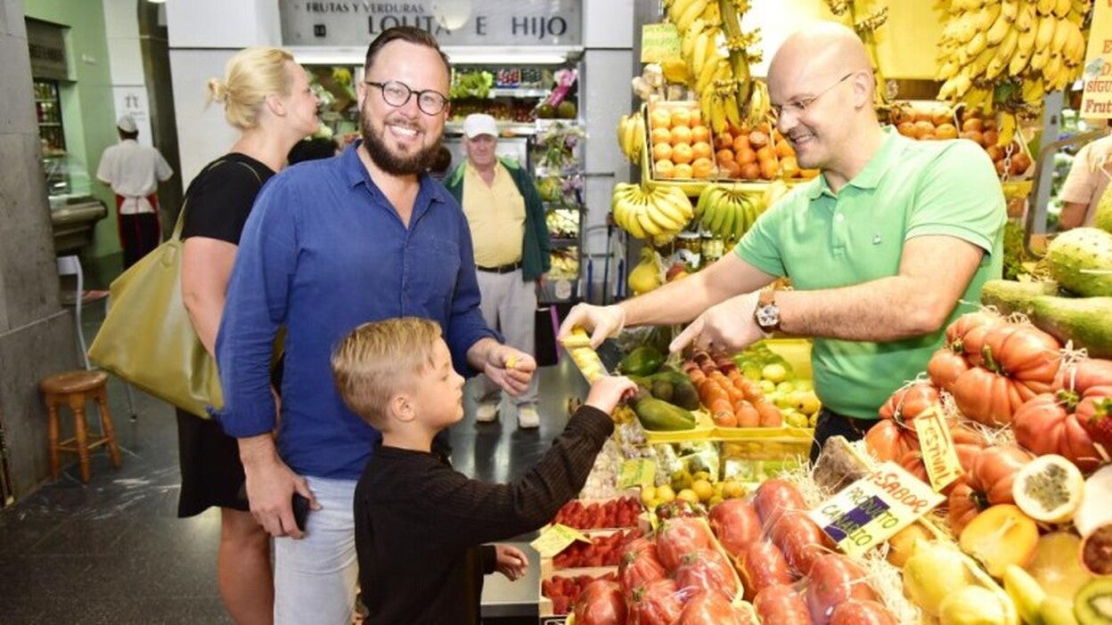 Una familia detrás del mostrador en Vegueta