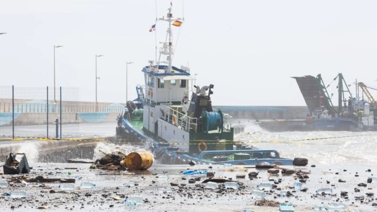 Luz verde al abrigo del muelle de Gran Tarajal