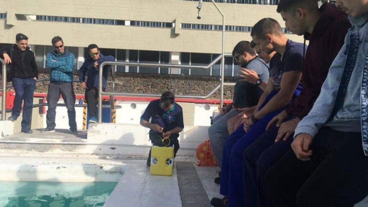 La Escuela de Pesca forma con robots