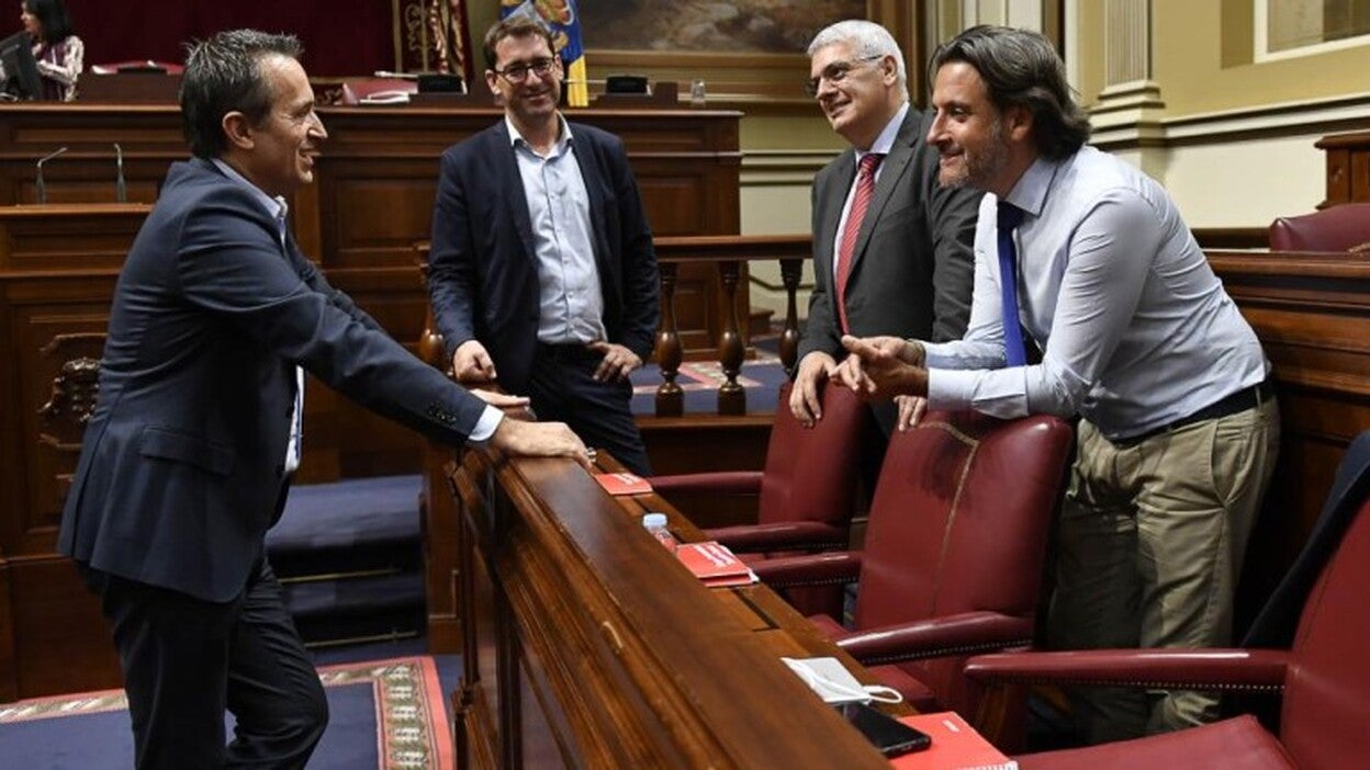 CC y PSC negocian presionados por votar al Diputado del Común