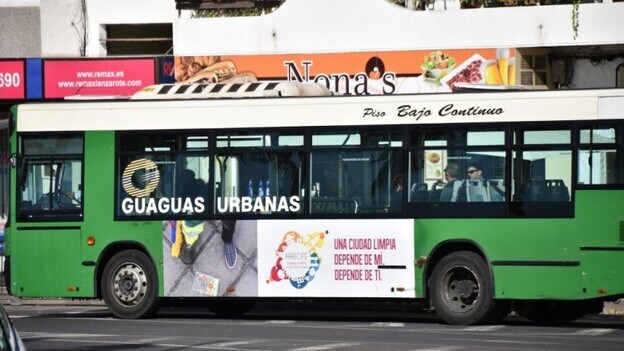 Los usuarios de guaguas urbanas bajan un 4,4 % en febrero en Canarias