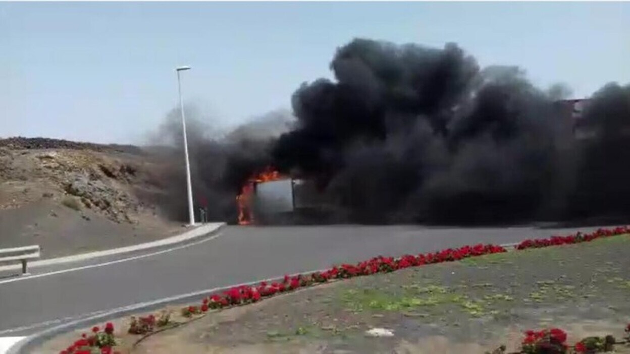 Arde un camión en una gasolinera de Lanzarote