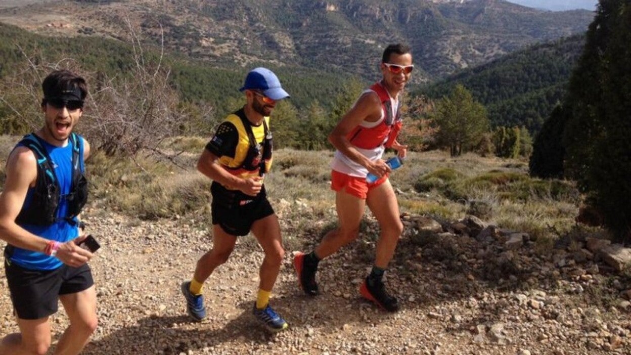 Efrén Segundo inspecciona el recorrido del Mundial de Trail