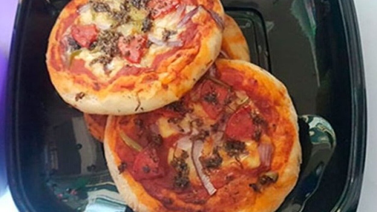 Hamburguesa de avispas y patatas con termitas en feria gastronómica hondureña