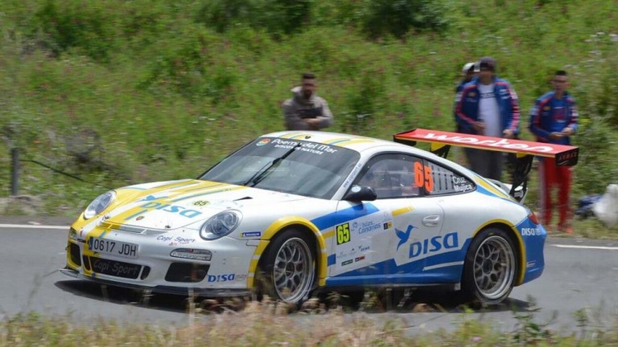 Cruz y Mujica lideran entre los canarios