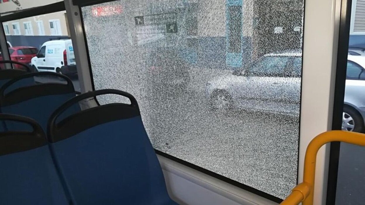 Apedrean una guagua