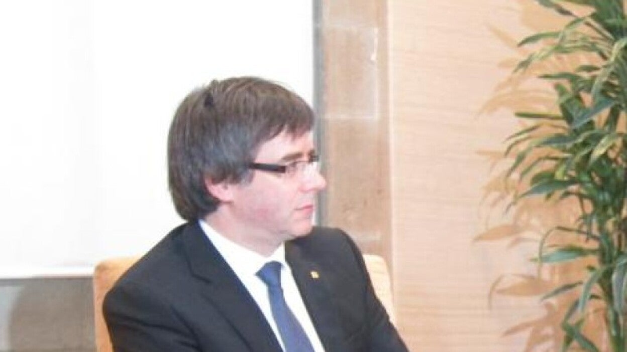 El Constitucional suspende la investidura a distancia de Puigdemont