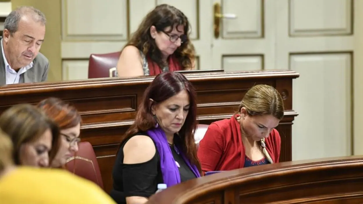 La ley de altos cargos gana la enmienda de Podemos