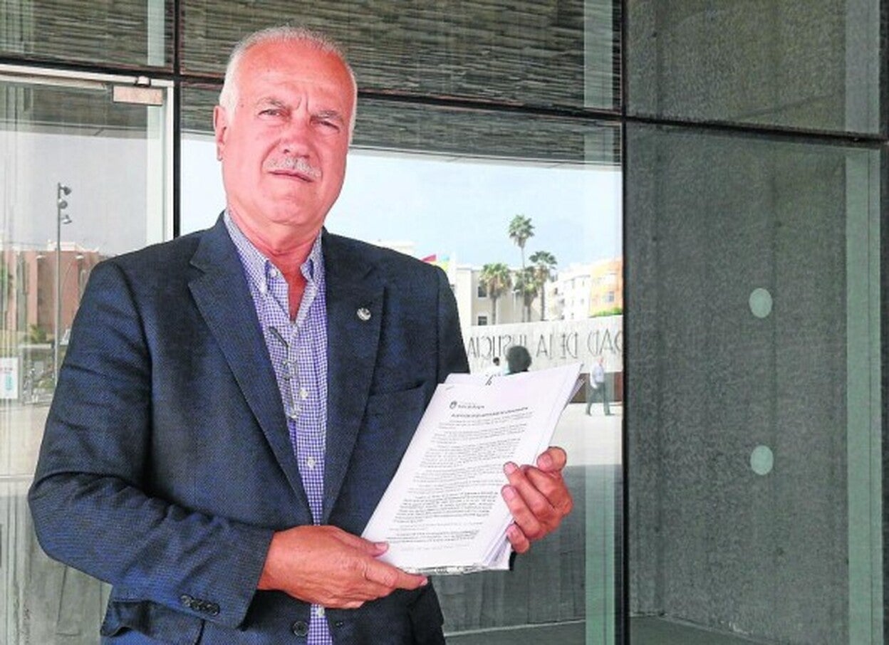 Condenan a seis meses de cárcel a Manuel Báez por suplantar a su hijo