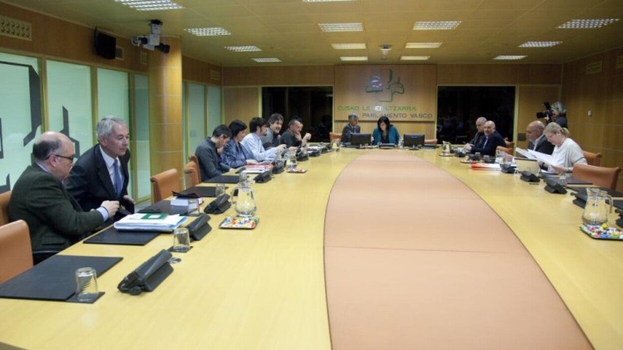 PNV y EH Bildu pactan una relación «confederal» de Euskadi con España