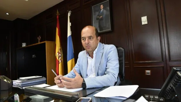 El presidente de la  Autoridad Portuaria , Juan José Cardona, en su despacho. JUAN CARLOS ALONSO