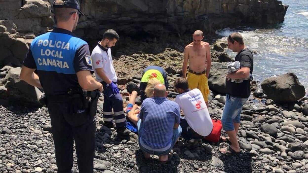 Dos personas rescatadas en El Confital