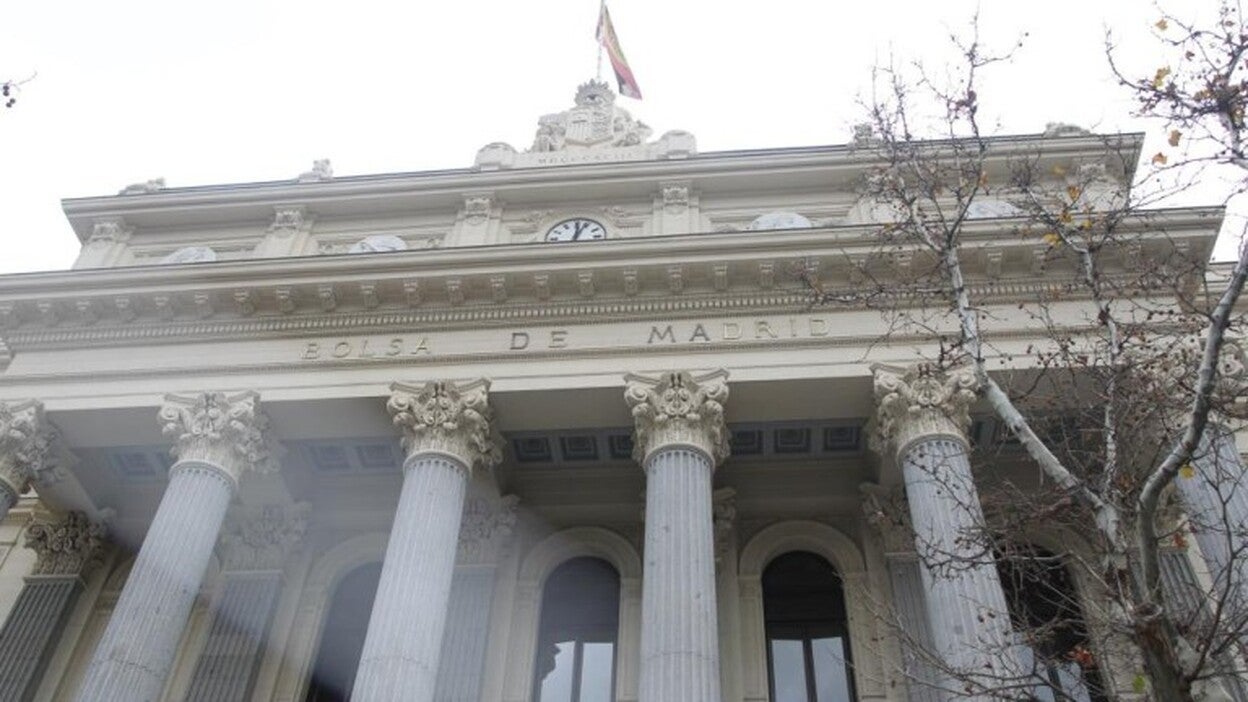 El Ibex 35 cae un 2,49% por la tensión política en España y en Italia