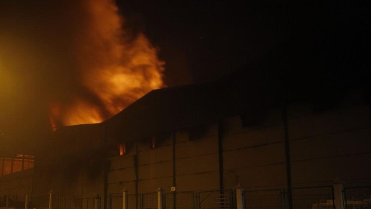 Voraz incendio en una nave del polígono de Arinaga